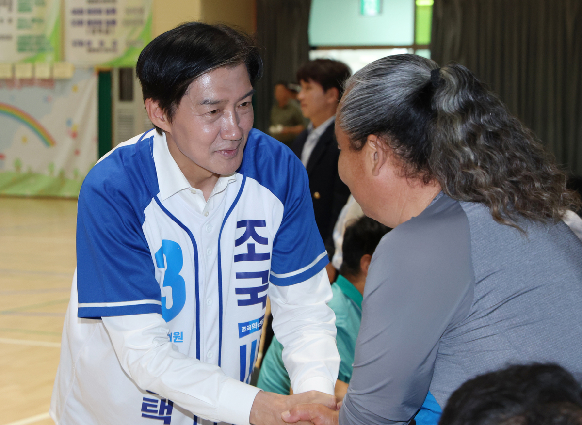 조국 조국혁신당 경기 팽택시을 국회의원 후보가 15일 경기 평택시 팽성읍의 한 초등학교에서 열린 동문 체육대회를 찾아 시민들에게 인사를 하고 있다.&nbsp; &nbsp; 뉴스1