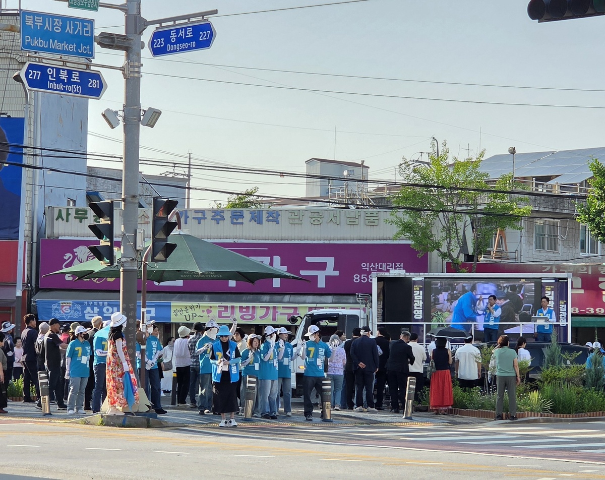 무소속 김관영 전북지사 후보가 29일 전북 익산 북부시장 사거리를 찾아 거리유세 중 시민들에게 연설을 하고 있다. 김 후보는 “당이 아니라 사람을 보고 누가 전북미래를 책임질 수 있는지 찍으라”고 유세했다.&nbsp; 익산=박유빈 기자