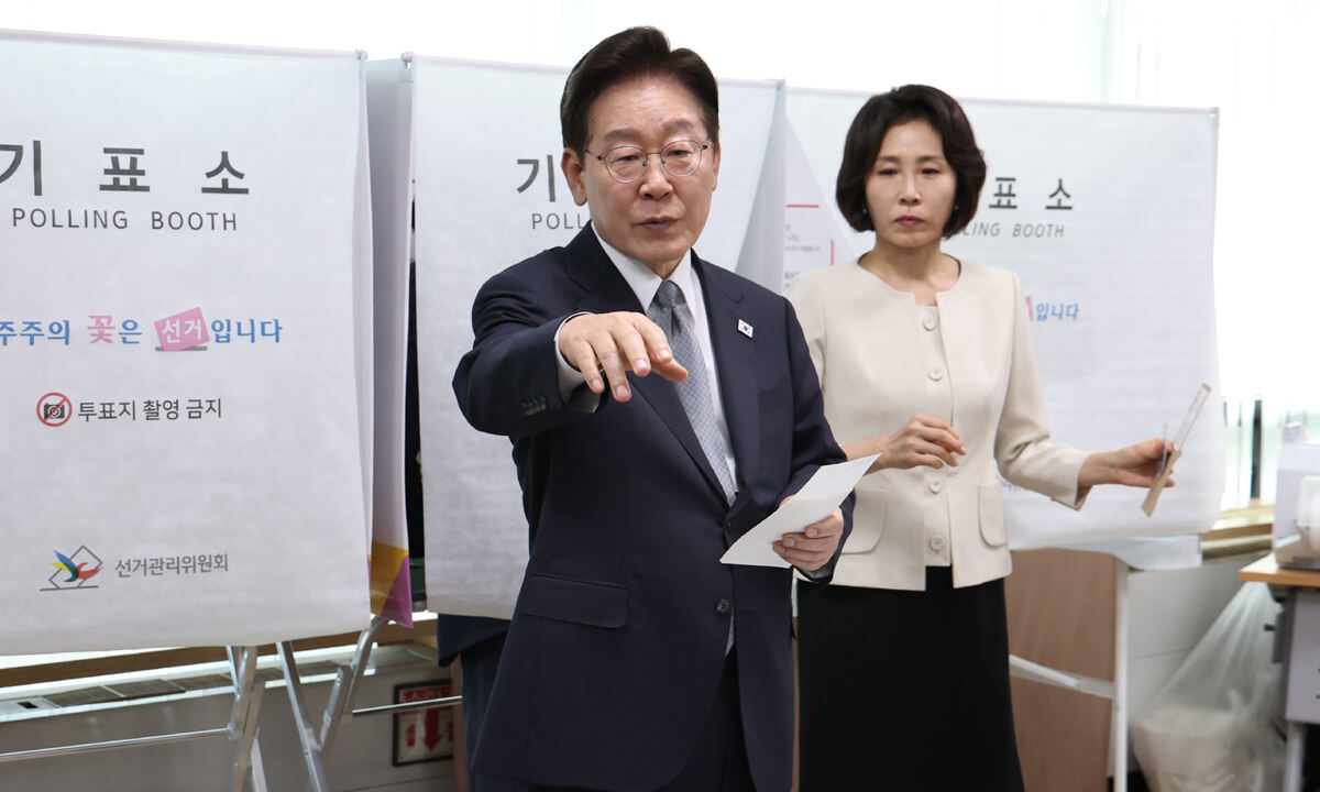 기표소 밖으로 나온 李대통령 이재명 대통령이 29일 서울 종로구 삼청동주민센터에 마련된 사전투표소에서 기표하던 중 도장이 제대로 찍히지 않자 자신의 투표용지를 들고 기표소 밖으로 나와 사전투표 관리관에게 무효표 여부를 물어보고 있다. 청와대사진기자단