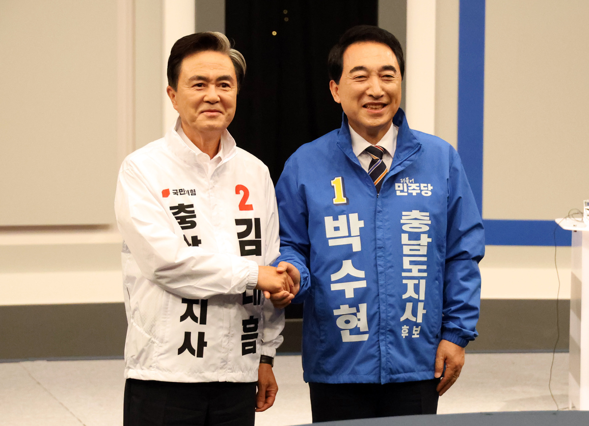 충남지사 선거에 출마한 더불어민주당 박수현 후보와 국민의힘 김태흠 후보가 지난 27일 오전 TJB 대전방송에서 열린 충남선거방송토론위원회 주관 충남지사 후보 토론회에 참석해 기념사진을 찍고 있다.&nbsp; &nbsp;연합뉴스