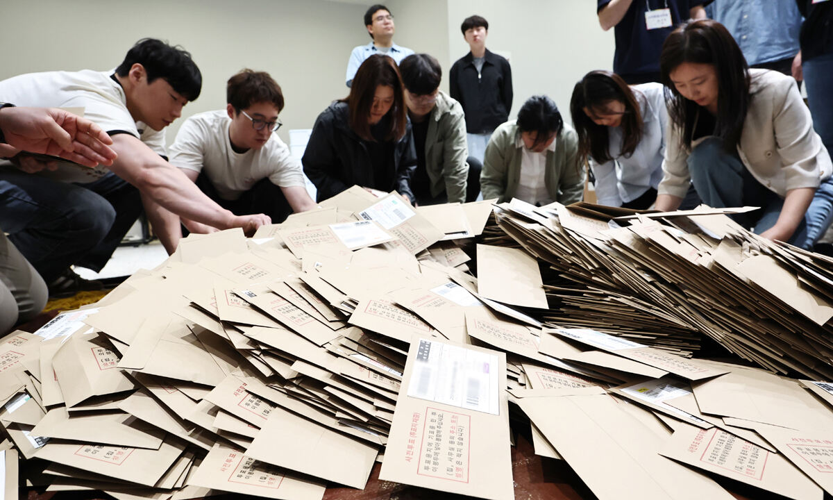 관외 투표용지 정리 6·3 지방선거 사전투표 둘째 날인 30일 인천국제공항 제1터미널 출국장에 설치된 사전투표소에서 관계자들이 관외 투표용지를 정리하고 있다. 영종도=연합뉴스