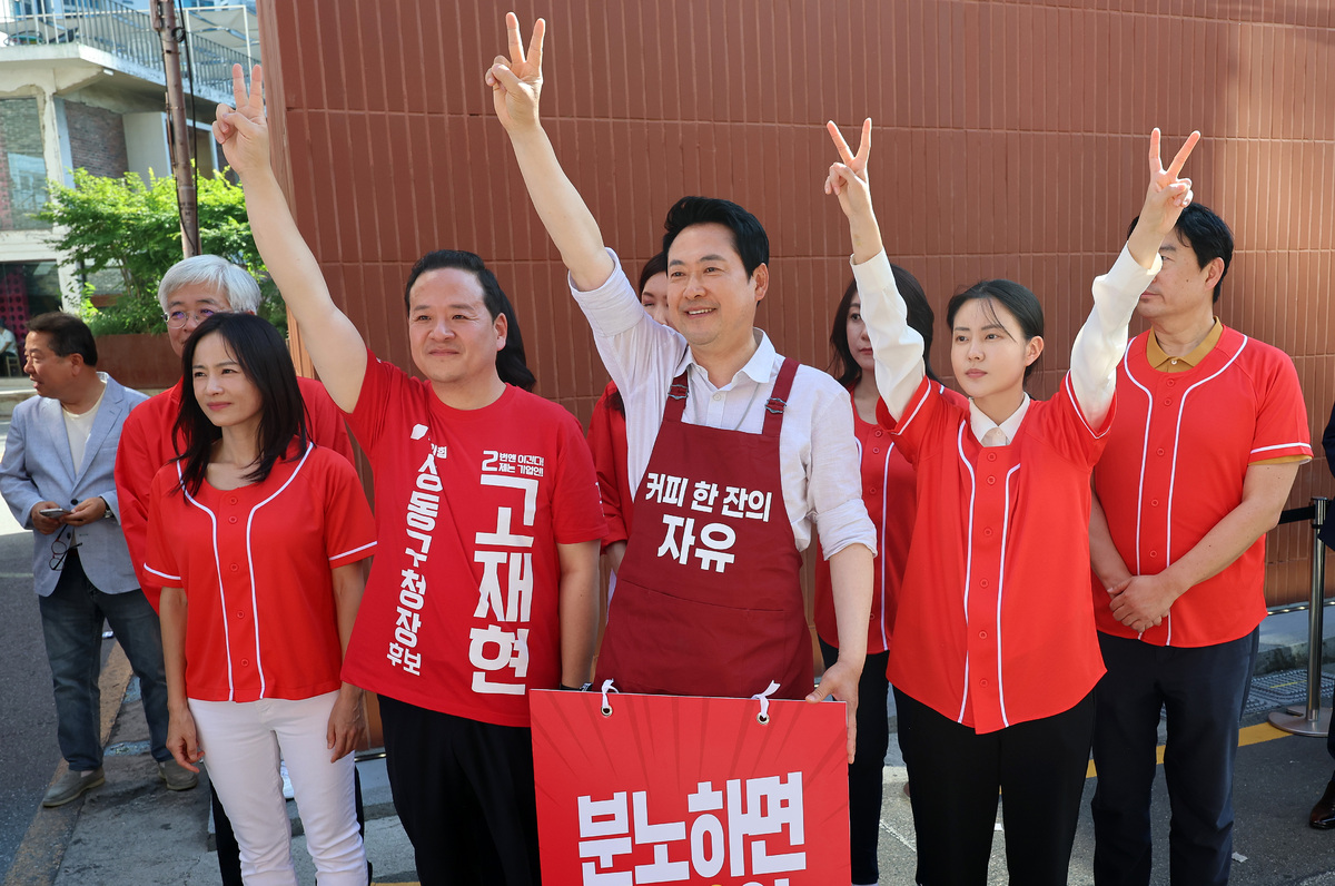 국민의힘 장동혁 상임선거대책위원장이 31일 서울 성동구 성수동 일대에서 대국민 투표 참여를 호소하고 있다.&nbsp; &nbsp; 연합뉴스