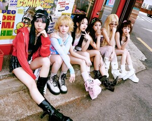 퀸즈아이, 컴백 무대서 ‘Y2K’ 감성… 2000년대 감성으로 무대 장악