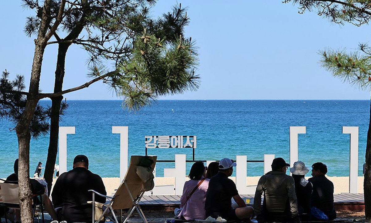 지난 5월 31일 강릉 경포해변 그늘에서 시민과 관광객들이 휴식을 취하고 있다. 연합뉴스