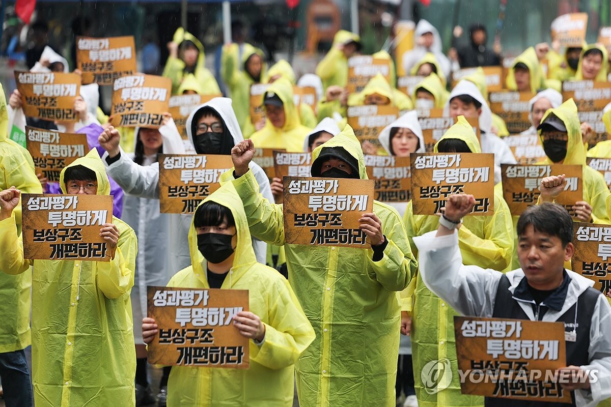 전국화학섬유식품산업노동조합 카카오지회(카카오 노조) 조합원들이 지난 5월 20일 경기도 성남시 판교역 광장에서 '2026 임단협 승리 결의대회'를 열고 있다. 연합뉴스