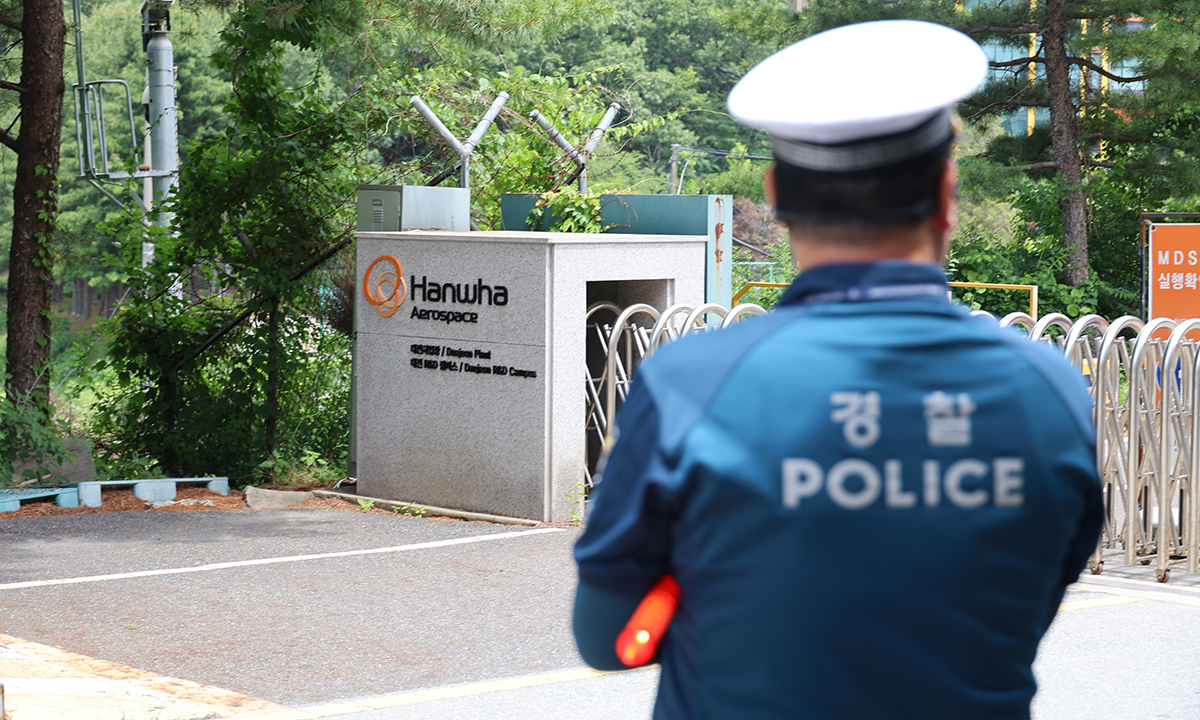 1일 오전 대전 유성구 외삼동 한화에어로스페이스 대전사업장에서 폭발 사고가 나 경찰이 사업장 정문 앞에서 통제 중이다. 연합뉴스