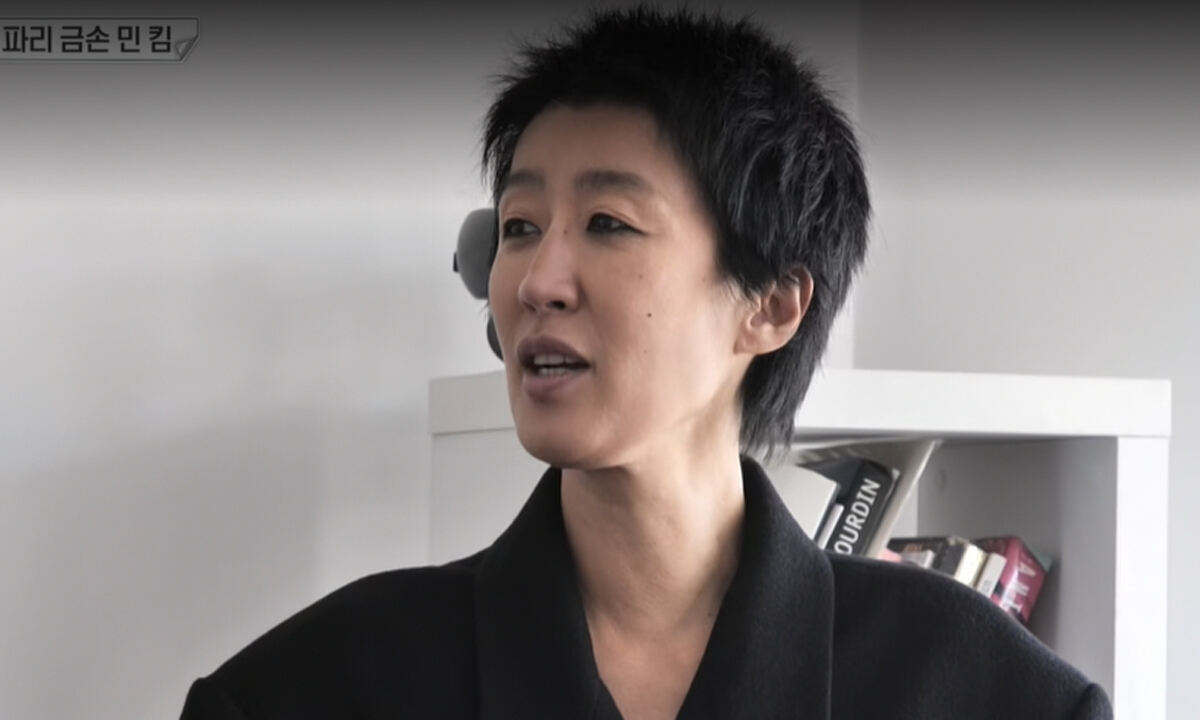 방송인 홍진경이 우연히 뉴스 화면에 포착됐던 경험을 직접 공개했다. 소라와 진경