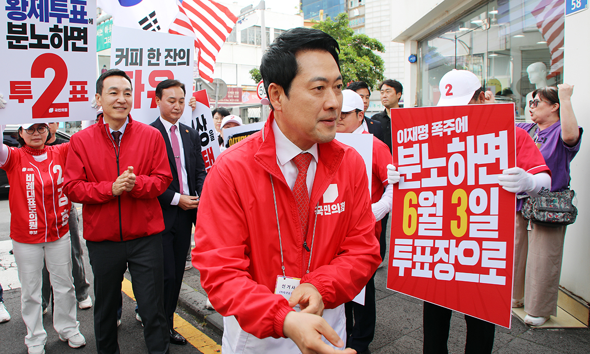 표심 잡기 사활 국민의힘 장동혁 대표가 지도부와 함께 1일 제주시 이도1동 동문재래시장을 찾아 거리 유세를 하고 있다. 제주=뉴스1