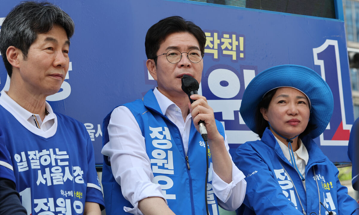 더불어민주당 정원오 서울시장 후보(가운데)가 1일 서울 구로디지털단지에서 거리 유세를 하던 중 대전 한화에어로스페이스 폭발 사고로 인해 유세를 잠정 중단한다고 밝히고 있다. 허정호 선임기자