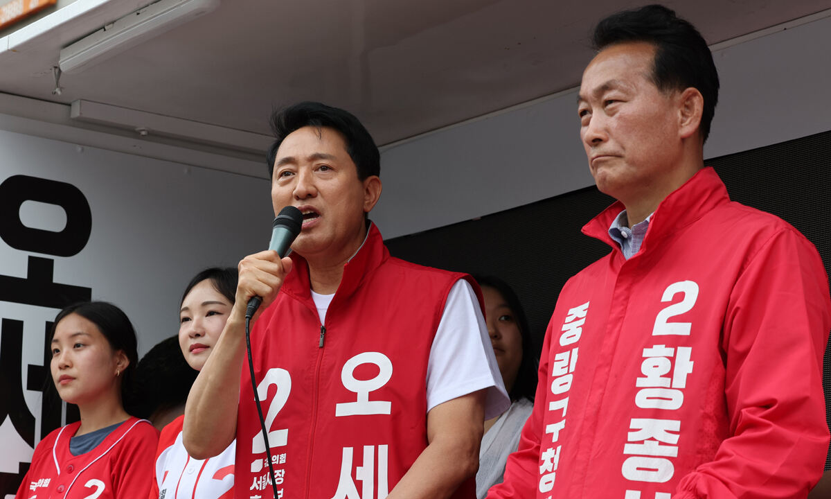 국민의힘 오세훈 서울시장 후보(가운데)가 1일 서울 중랑구 우림시장 북문 앞 거리 유세에서 한화에어로스페이스 폭발 사고로 인해 로고송과 율동을 자제한 선거운동을 하겠다고 밝혔다. 허정호 선임기자