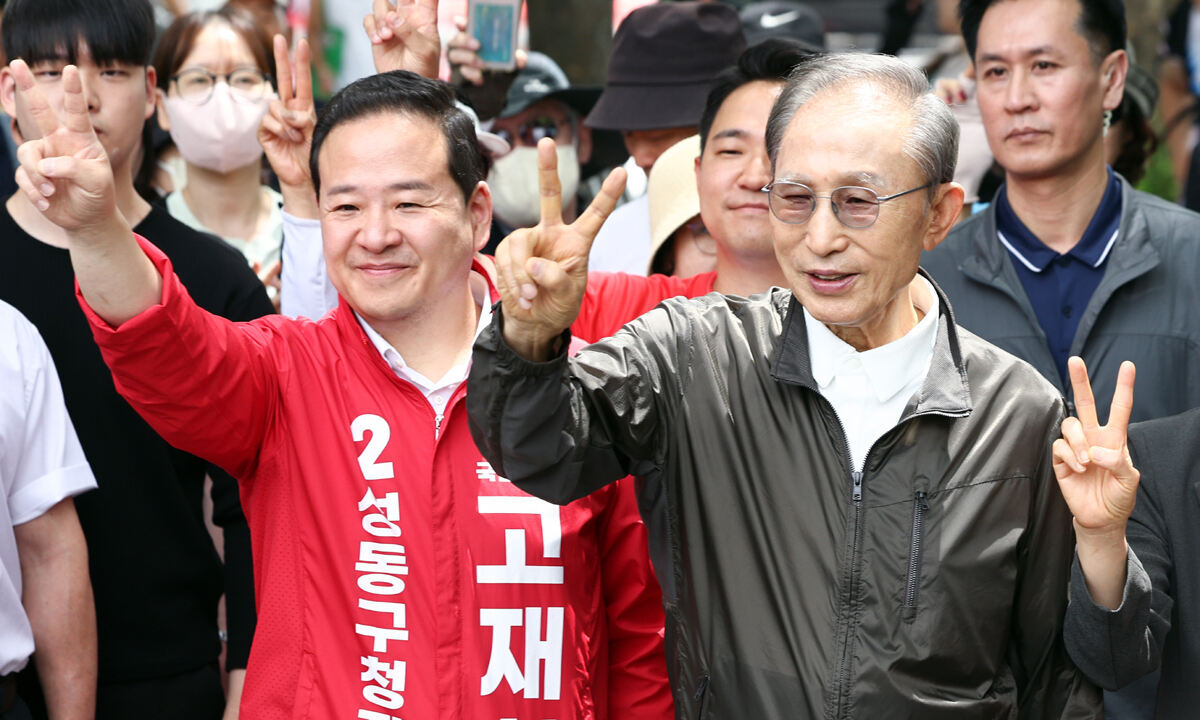 고재현 국민의힘 성동구청장 후보의 지원 유세에 나선 이명박 전 대통령이 1일 서울 성동구 서울숲에서 국민의힘 지지를 호소하고 있다. 뉴스1