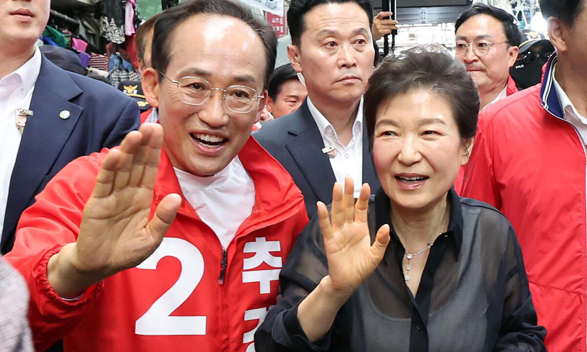 박근혜 전 대통령이 지난 5월 31일 대구 중구 서문시장에서 국민의힘 추경호 대구시장 후보의 유세를 지원하고 있다. 연합뉴스