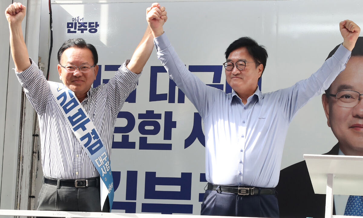 우원식 전 국회의장(오른쪽)이 1일 대구 북구 팔달신시장에서 김부겸 더불어민주당 대구시장 후보 지원 유세 도중 김 후보의 손을 잡고 높이 들어 보이고 있다. 뉴스1
