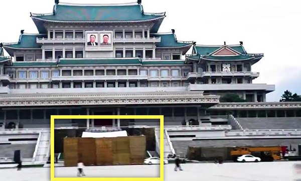 가림막 설치 북한 평양 김일성광장에 대형 구조물을 둘러싼 가림막(노란색 사각형)이 설치되어 있다. 비비언 발라크리슈난 싱가포르 외교장관은 지난달 28일 사회관계망서비스(SNS)인 페이스북에 이 같은 동향이 포함된 평양의 모습을 담은 영상을 공개했다. 페이스북 캡처, NK뉴스