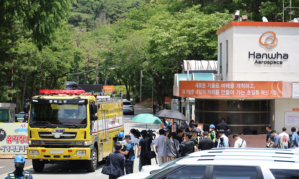 1일 대전 유성구 외삼동 한화에어로스페이스 대전사업장에서 폭발 사고가 발생해 정문 앞이 통제 중인 가운데 소방차 한 대가 정문 밖으로 나가고 있다. 대전=연합뉴스