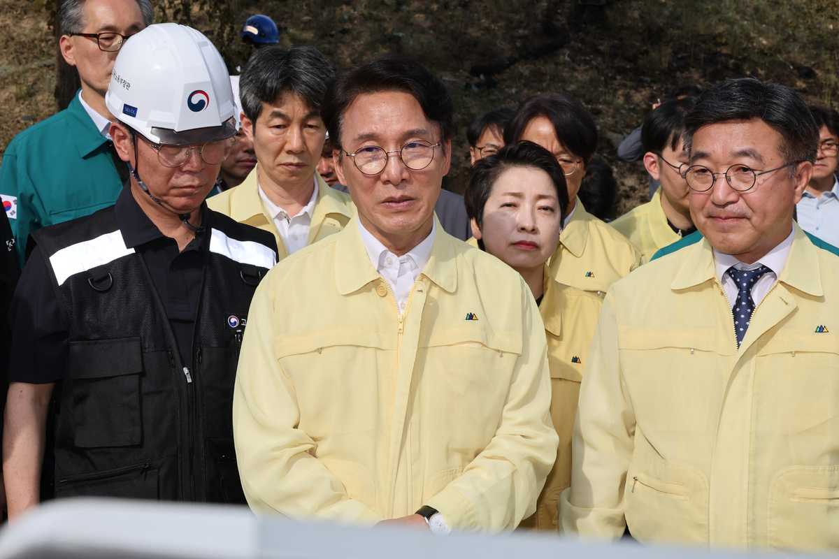 김민석 국무총리가 1일 폭발 사고로 사상자가 발생한 대전 유성구 한화에어로스페이스 대전사업장을 방문해 현장을 살펴본 뒤 피해 및 복구 상황에 대한 보고를 받고 있다. 연합뉴스