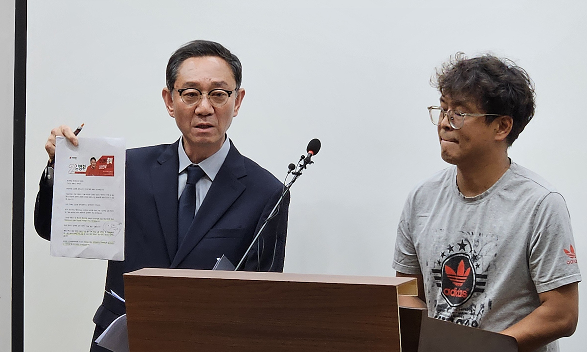 더불어민주당 신용한 충북지사 후보 캠프 황인원 사무장이 1일 충북도청 브리핑룸에서 충북도 공무원의 신 후보 소유 상가 건물 조사와 관련한 선거개입 의혹을 제기하고 있다. 뉴시스