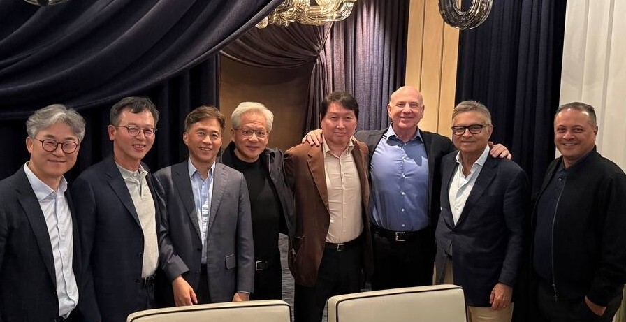 SK하이닉스가 공개한 최태원 회장과 젠슨 황 CEO의 회동 사진. SK하이닉스 제공
