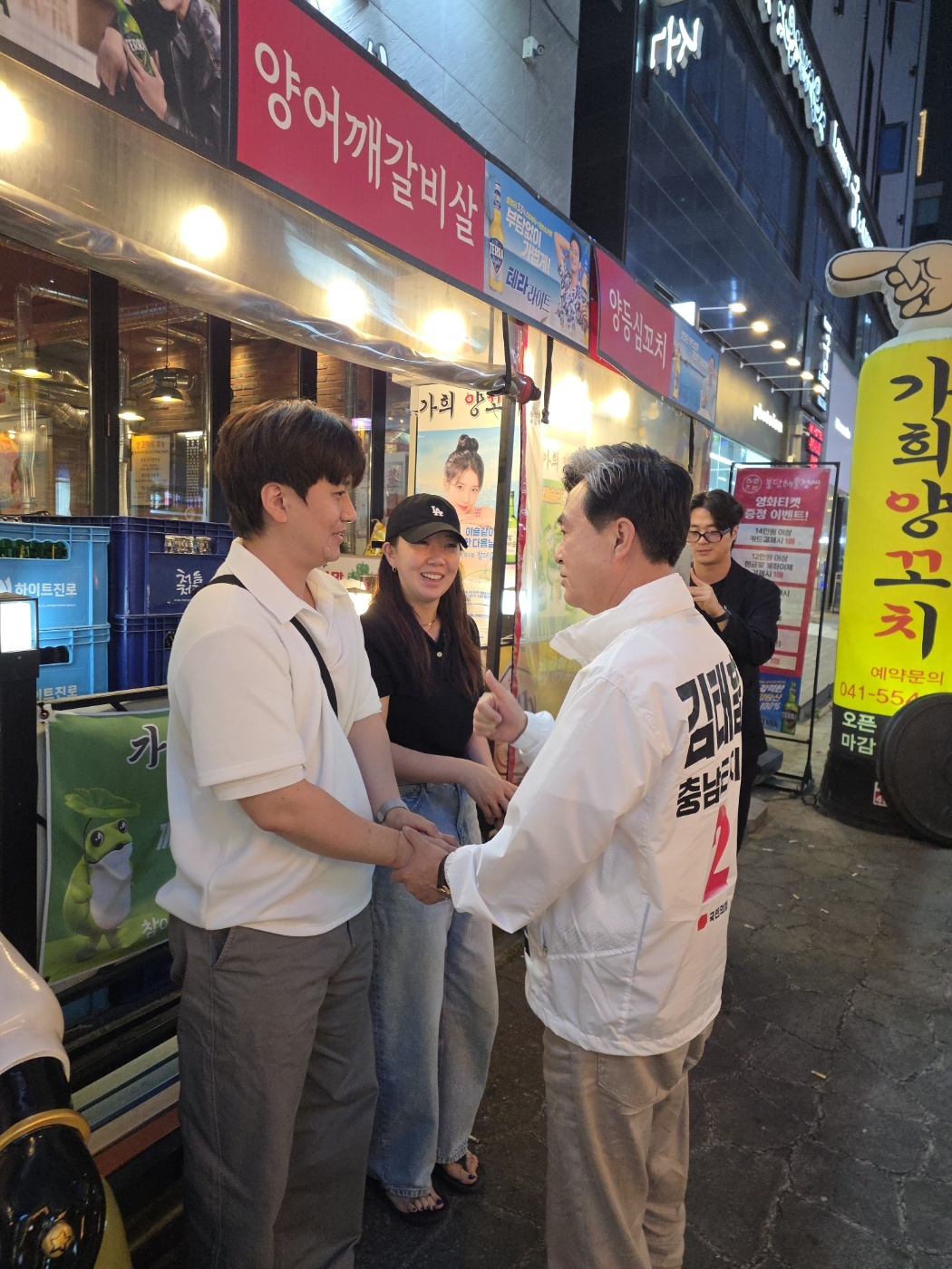 김태흠 국민의힘 충남도지사 후보가 천안 불당동 상가 밀집지역을 돌며 젊은 유권자들과 악수하고 있다.