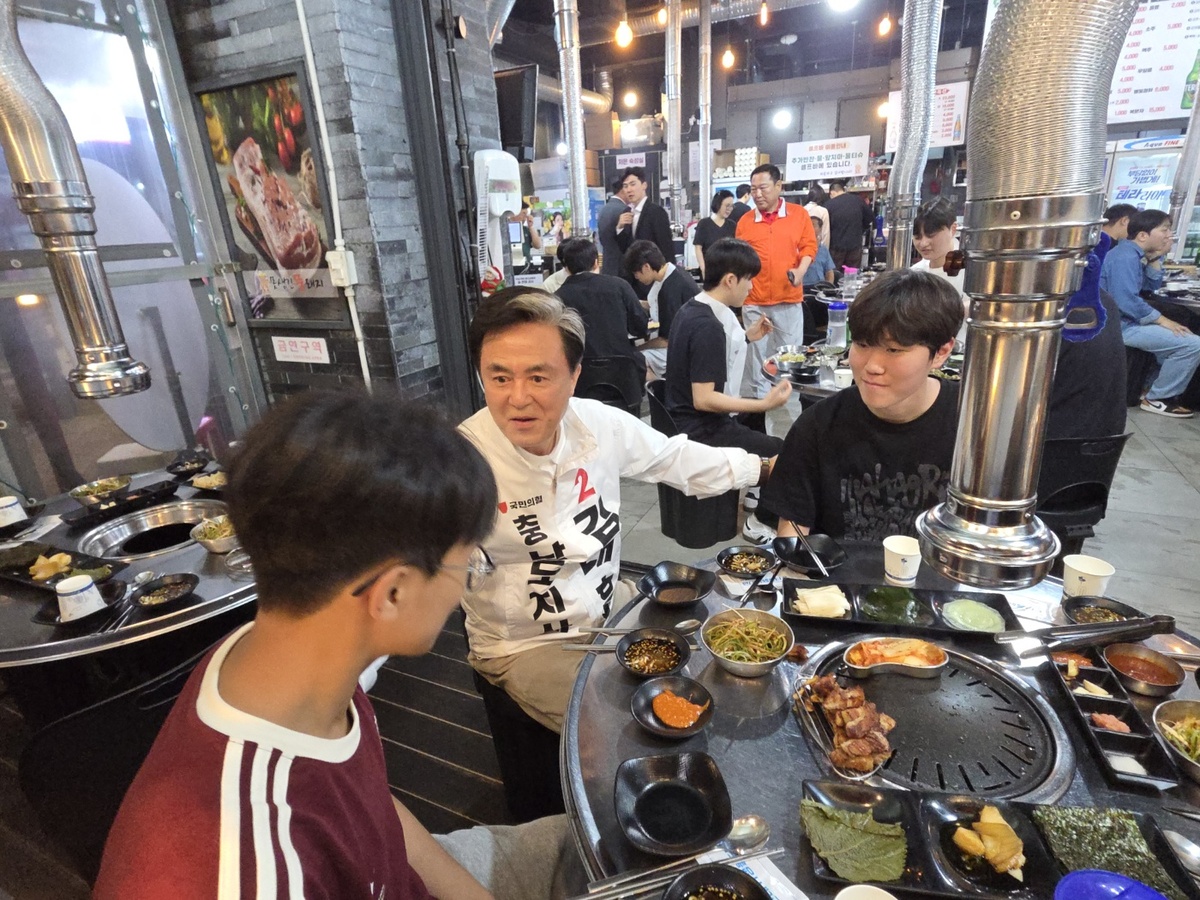 김태흠 국민의힘 충남도지사 후보가 천안 불당동 한 식당에서 청년 유권자들과 대화를 나누며 민심을 청취하고 있다.