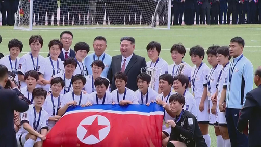 김정은 북한 국무위원장이&nbsp;아시아축구연맹(AFC) 17세 이하(U-17) 여자 아시안컵 대회에서 우승한 대표팀과 여자 챔피언스리그(AWCL) 우승컵을 거머쥔 ‘내고향여자축구단’의 시범경기를 관람한 후 기념 사진을 찍고 있다. 조선중앙TV 캡처·뉴시스