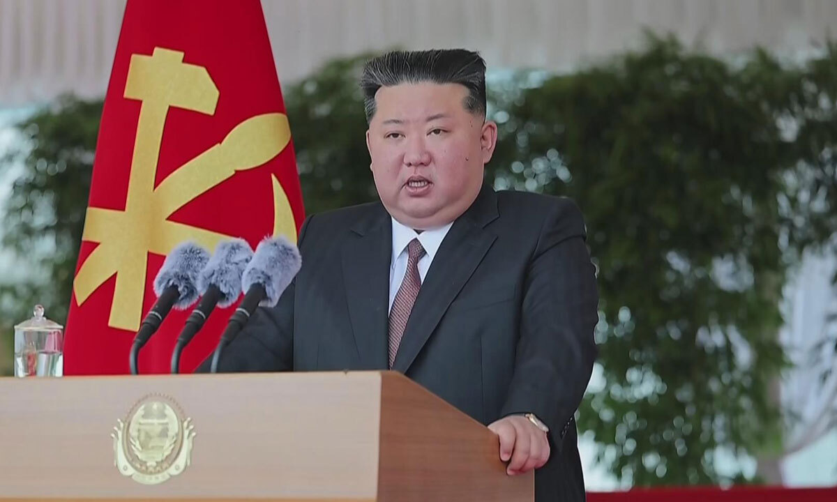 김정은 북한 국무위원장이 조선노동당 중앙간부학교 창림 80주년을 맞아 1일 축하 방문해 연설하고 있다. 조선중앙TV 캡처·뉴시스
