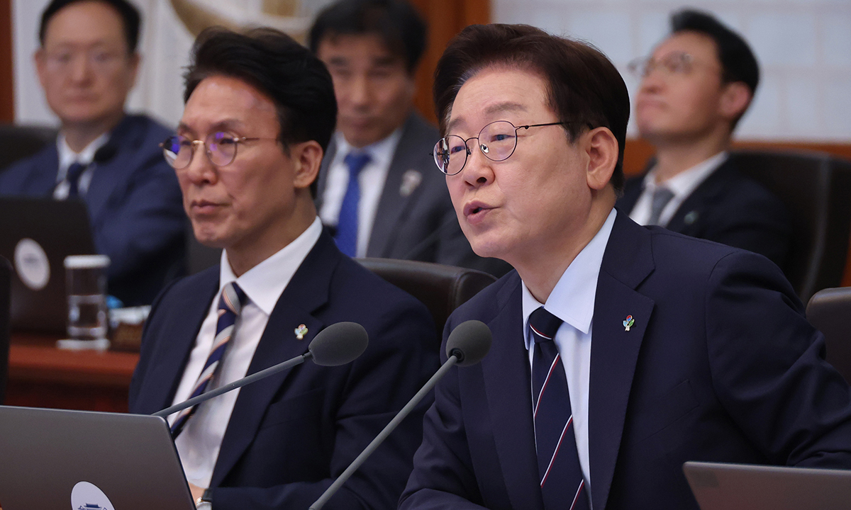이재명 대통령이 2일 청와대에서 열린 국무회의 겸 비상경제점검회의에서 발언하고 있다. 연합뉴스