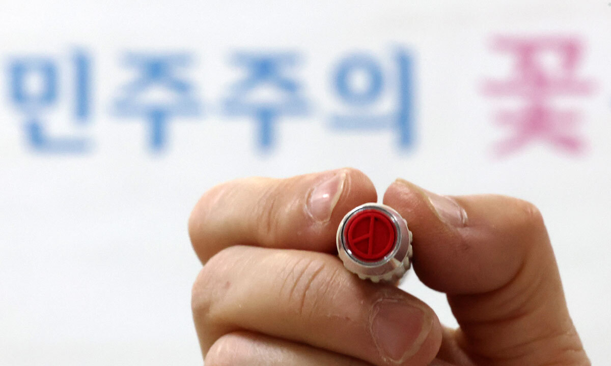 제9회 전국동시지방선거를 하루 앞둔 2일 오후 서울 강남구 삼성2동 주민센터에 마련된 투표소에서 선거 관계자가 기표용구를 들어 보이고 있다. 뉴시스