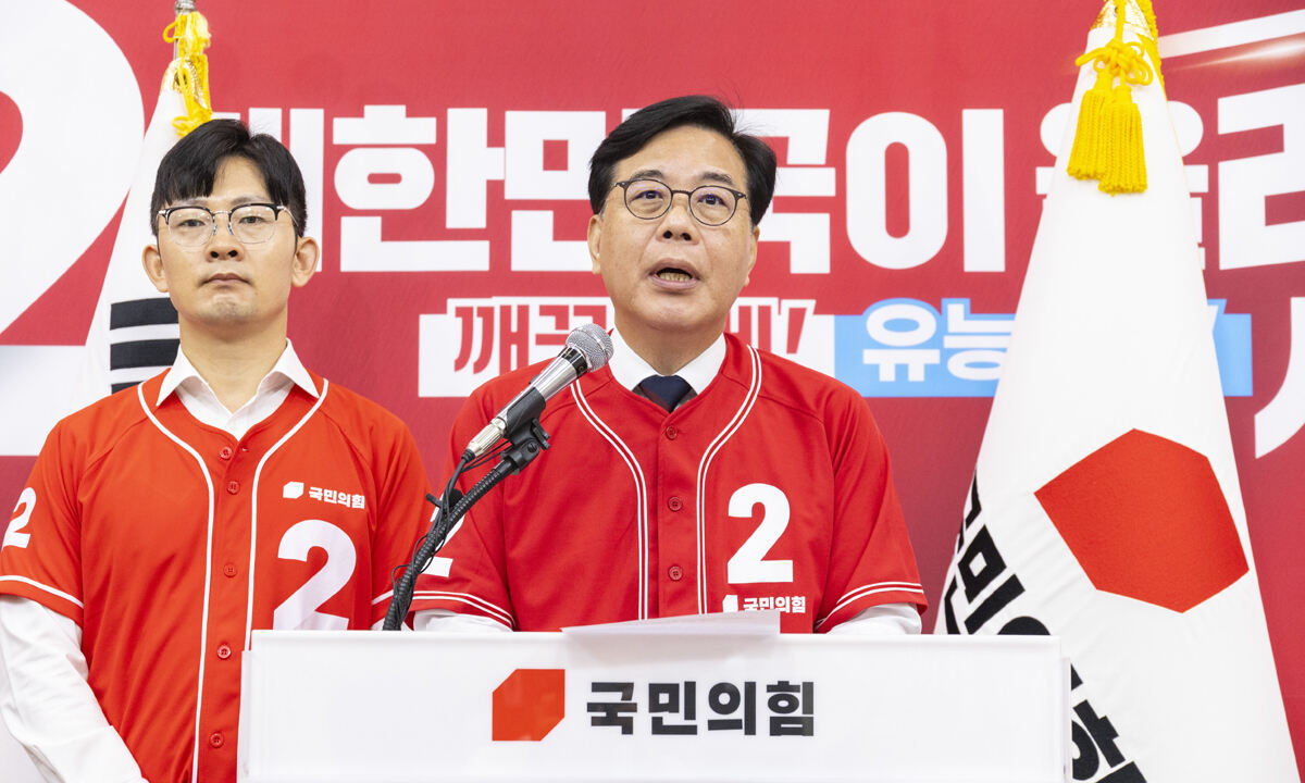 국민의힘 송언석 공동선거대책위원장이 6·3 지방선거와 재보선 본투표를 하루 앞둔 2일 국회에서 2030 청년 투표 참여 호소문 발표하고 있다. 연합뉴스