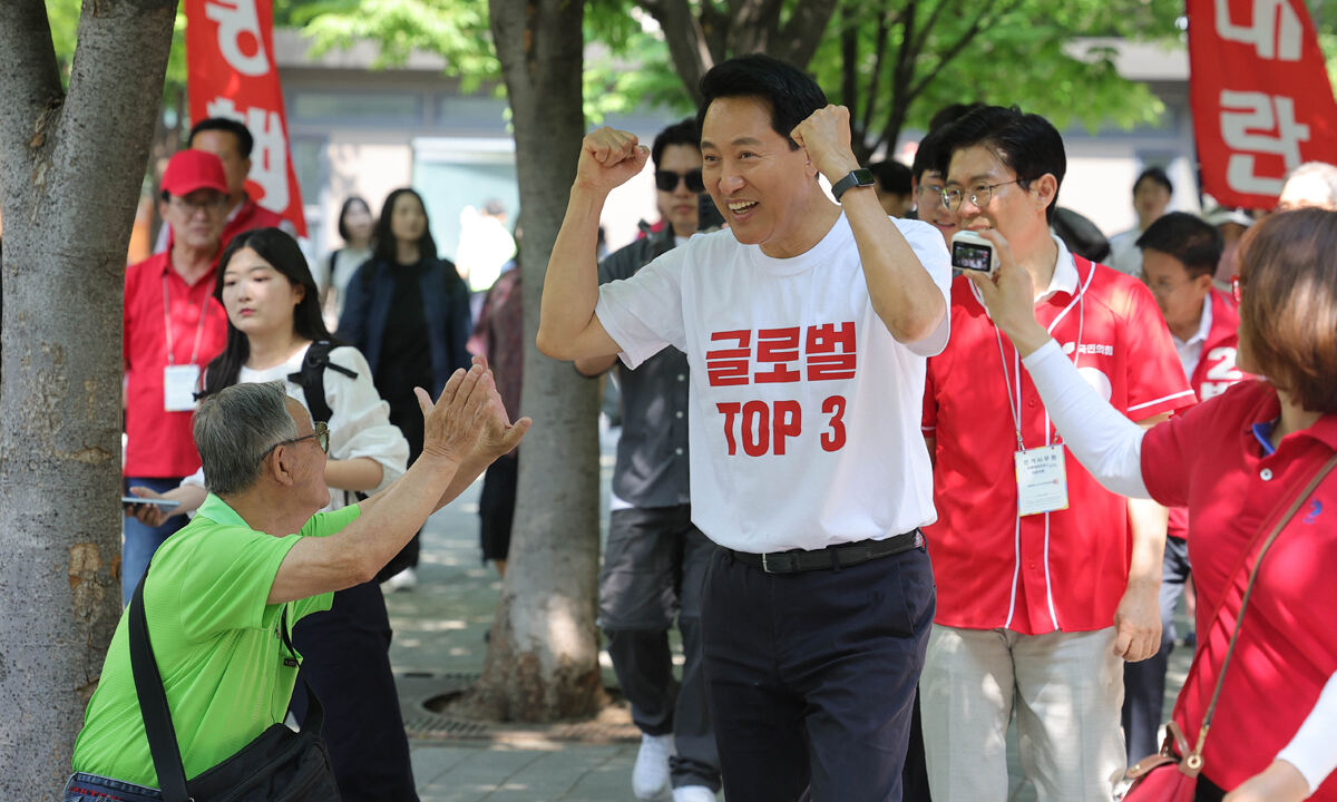오세훈 국민의힘 서울시장 후보가 2일 서울 마포구 경의선숲길을 걸으며 지지를 호소하고 있다. 이재문 기자