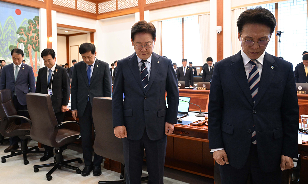 호국영령에 묵념 이재명 대통령을 비롯한 국무위원들이 2일 청와대에서 열린 제24회 국무회의 겸 제11차 비상경제점검회의에서 순국선열 및 호국영령에 대한 묵념을 하고 있다.
남정탁 기자