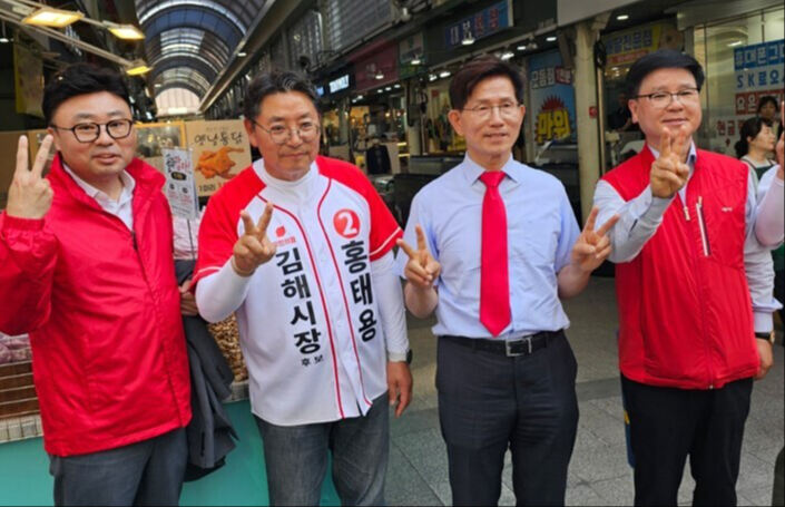 최병욱(왼쪽) 국민의힘 중앙위원회 노동분과위원장이 선거 막바지에 접어든 1일 울산과 김해를 잇따라 방문, 국민의힘 후보 지원 유세에 나서고 있다. 최병욱 제공