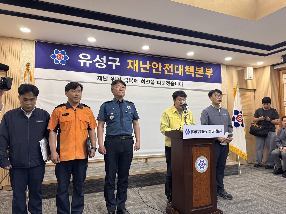한화에어로스페이스 측과 대전 유성구, 경찰·소방·행정안전부 등이 2일 대전 유성구청에서 한화에어로스페이스 폭발 사고 관련 합동 브리핑을 열고 있다. 강은선 기자