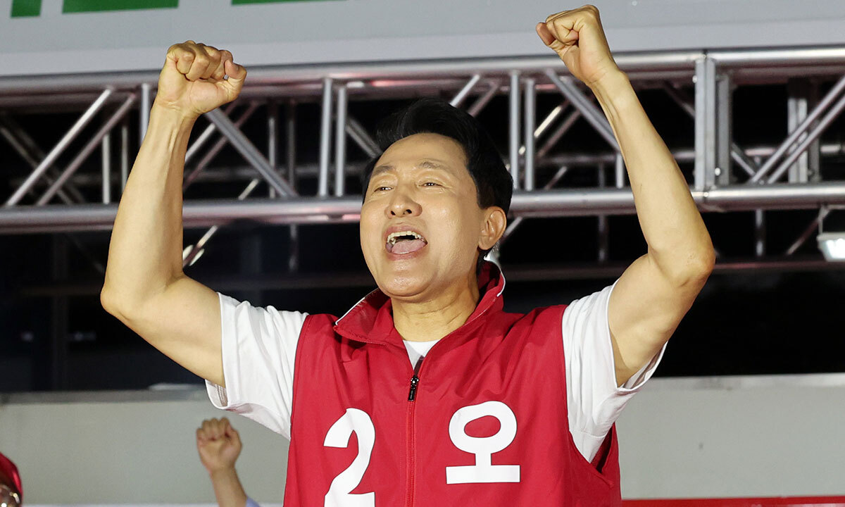 6·3 지방선거를 하루 앞둔 2일 서울시장 후보들은 공식 선거운동이 끝나는 밤 12시까지 서울 전역을 누비며 막판 표심 잡기에 나섰다. 사진은 국민의힘 오세훈 후보가 서울 서대문구 신촌역 스타광장에서 지지를 호소하는 모습. 뉴시스·뉴스1
