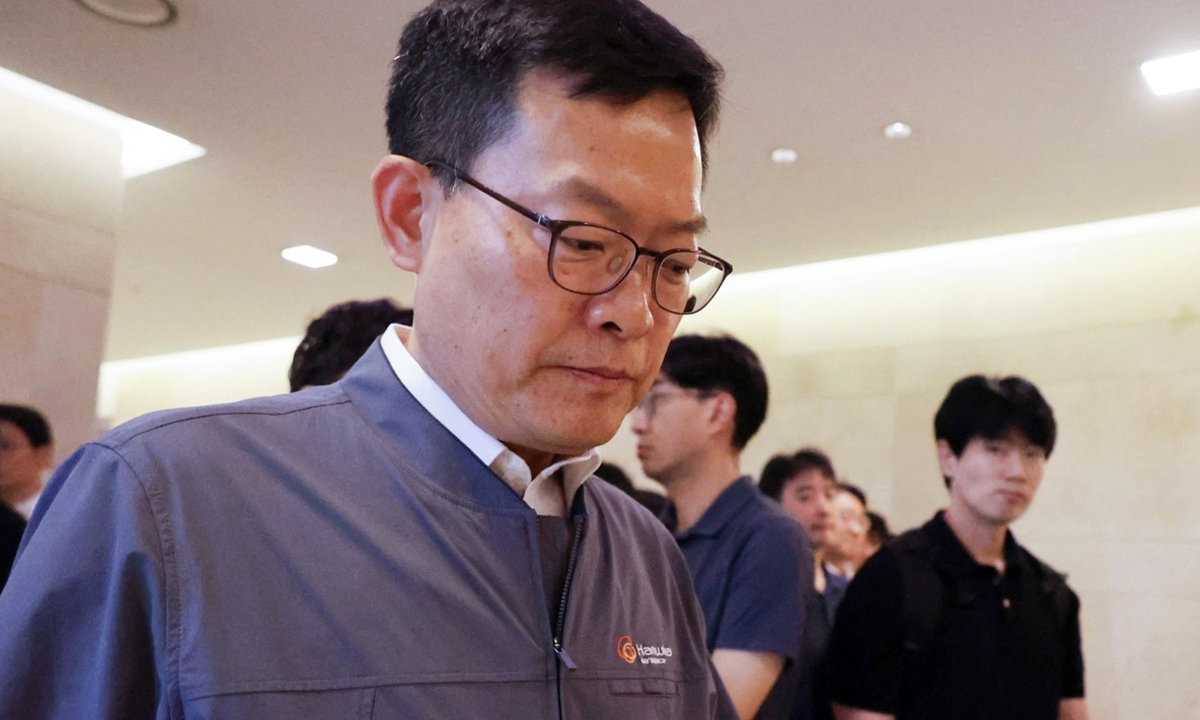 한화에어로스페이스 대전사업장 폭발 사고 사망자의 신원확인이 완료된 3일 오전 손재일 한화에어로스페이스 대표가 대전 유성구의 한 병원 장례식장에서 유가족들을 만난 뒤 나가고 있다. 연합뉴스