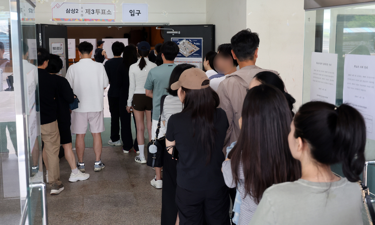 제9회 전국동시지방선거 및 국회의원 재·보궐 선거일인 3일 서울 강남구 언주중학교에 마련된 삼성2동 제3투표소에서 유권자들이 한 표를 행사하기 위해 줄 서서 기다리고 있다.