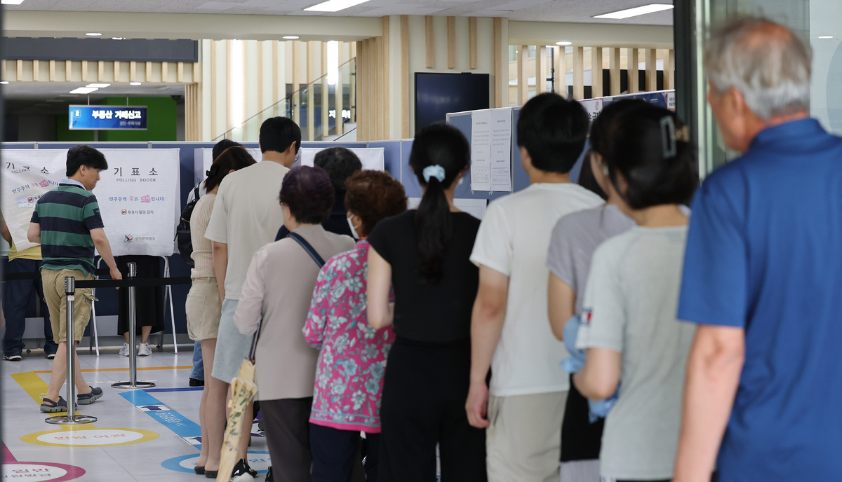 제9회 전국동시지방선거 및 국회의원 재·보궐선거일인 3일 서울 강남구 강남구청에 마련된 삼성2동 제5투표소에서 시민들이 투표를 하기 위해 줄을 서고 있다.