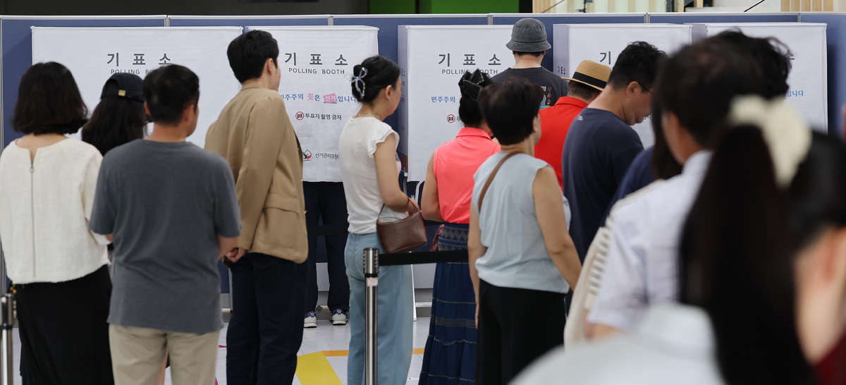 제9회 전국동시지방선거 및 국회의원 재·보궐선거일인 3일 서울 강남구 강남구청에 마련된 삼성2동 제5투표소에서 시민들이 투표를 하기 위해 줄을 서고 있다.