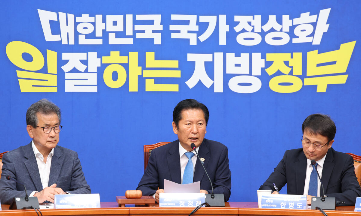 더불어민주당 정청래 대표(가운데)가 3일 국회에서 열리는 중앙선거대책위원회의에서 도종환 시인의 ‘흔들리며 피는 꽃’을 낭송하고 있다. 정 대표는 6·3 지방선거에 출마한 후보 등을 향해 “그동안 열과 성을 다했을 모든 분에게 이 시를 바친다”고 했다. 뉴시스