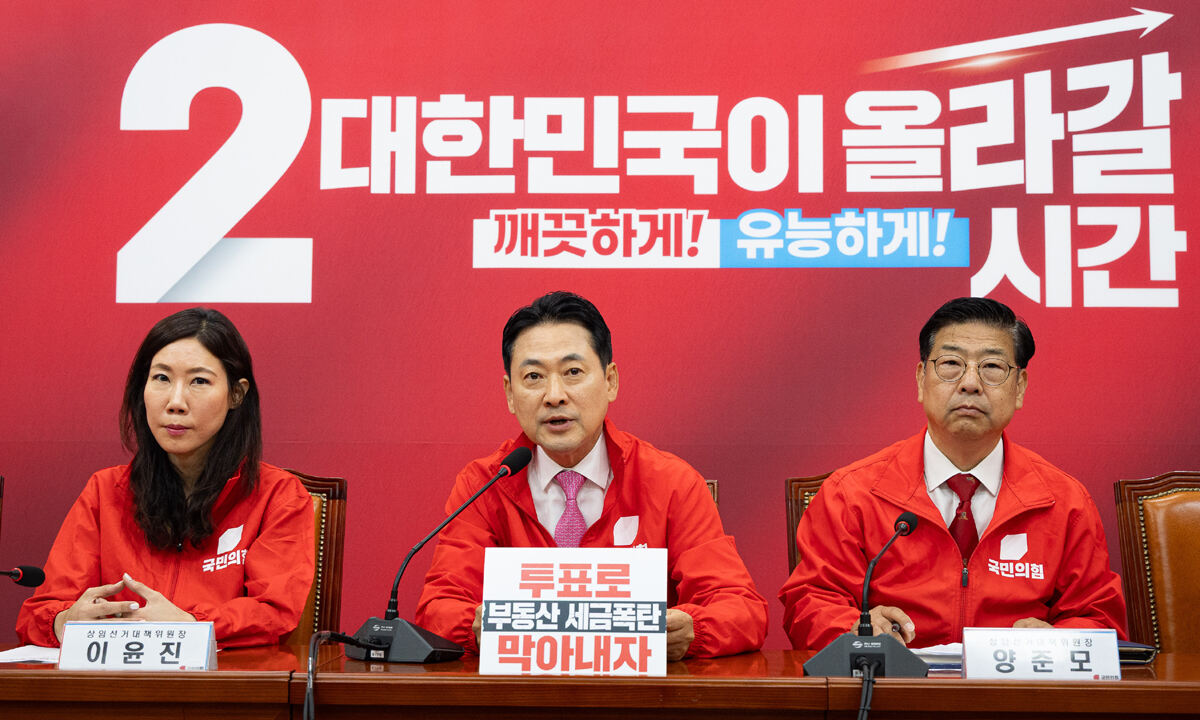 국민의힘 장동혁 대표(가운데)가 3일 국회에서 중앙선대위회의를 주재하는 모습. 장 대표는 “오늘 국민 여러분의 소중한 한 표가 대한민국의 미래를 좌우할 것”이라며 “내 삶과 나의 자유를 지키겠다는 의지로 주권자의 위대한 힘을 보여 달라”고 했다. 뉴스1