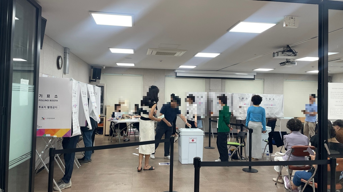 3일 서울 은평구 대조동 주민센터에서 시민들이 투표를 하고 있다. 전민 인턴기자