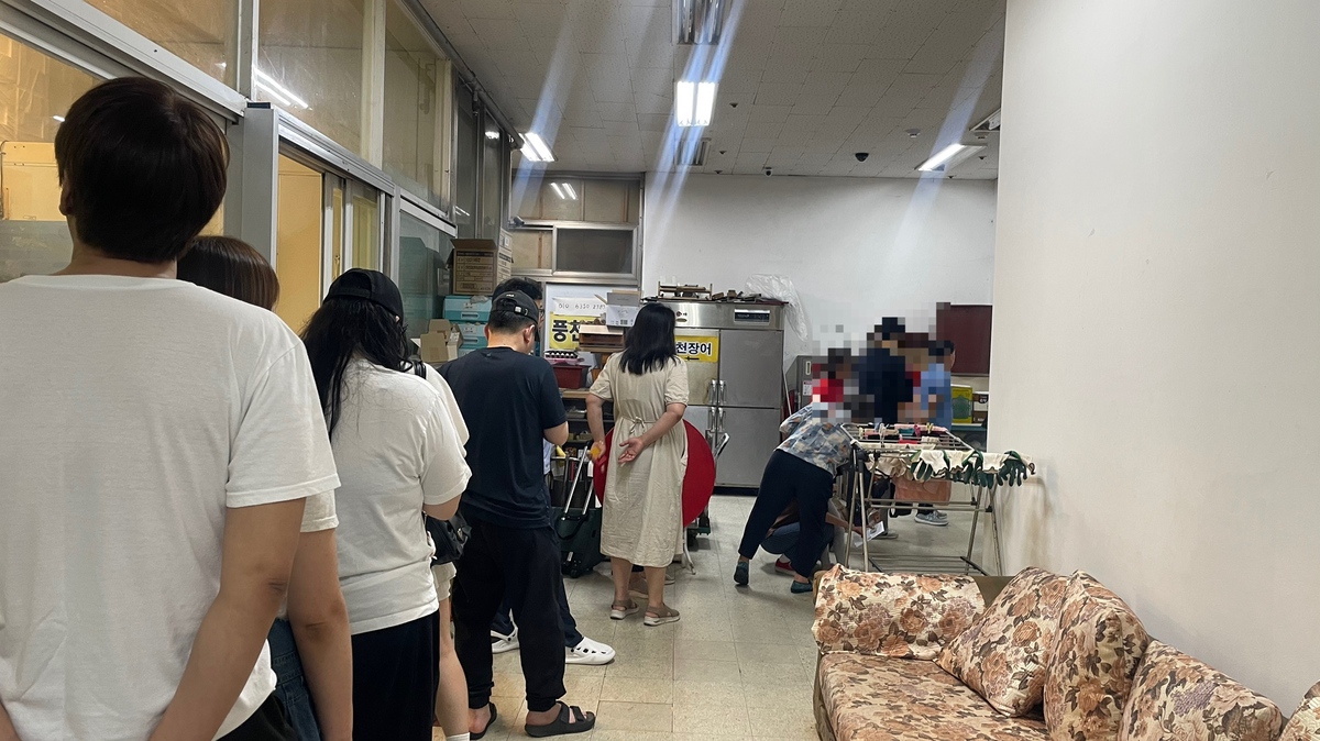 3일 서울 은평구 갈현제2동 제2투표소에서 시민들이 투표 순서를 기다리고 있다. 전민 인턴기자