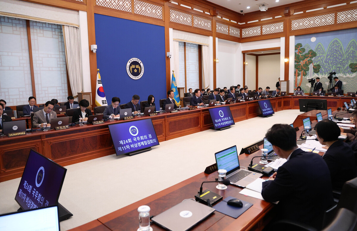 李 “국민 삶에 실질적 변화” 6·3 지방선거 본투표일을 하루 앞둔 2일 이재명 대통령이 청와대에서 국무회의 겸 비상경제점검회의를 주재하고 있다. 이 대통령은 모두발언에서 “곧 시작될 임기 2년 차부터는 국민 삶에 실질적 변화를 더 크게 만들겠다”고 말했다.&nbsp;뉴시스