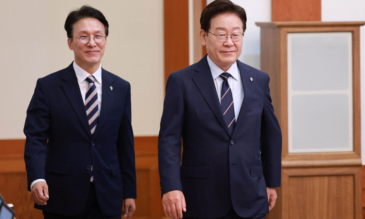 이재명 대통령이 2일 청와대에서 열린 제24회 국무회의 겸 제11차 비상경제점검회의에 김민석 국무총리와 함께 입장하고 있다. 뉴시스