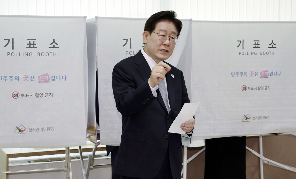 이재명 대통령이 제9회 전국동시지방선거 사전투표 첫날인 지난 5월 29일 서울 종로구 삼청동 주민센터에서 사전 투표 중 기표 도장 관련 문의를 하고 있다. 연합뉴스