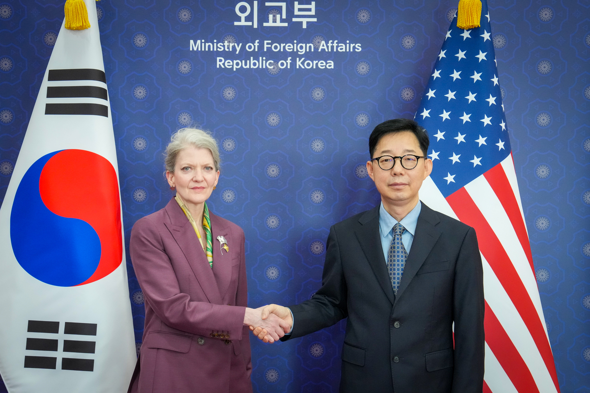 박윤주(오른쪽) 외교부 1차관과 앨리슨 후커 미 국무부 정무차관이 2일 서울 종로구 외교부 청사에서 열린 조인트 팩트시트 안보 분야 1일차 후속협의에서 악수하고 있다. 외교부 제공