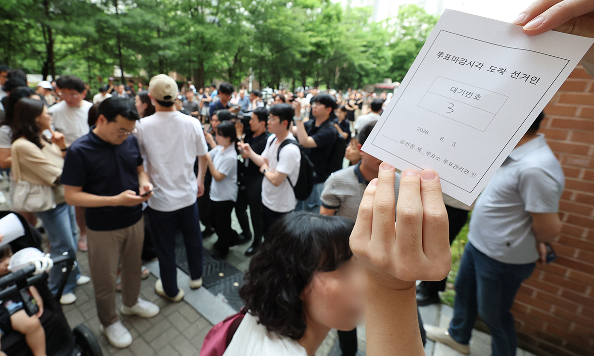 6·3 지방선거 본투표일인 3일 서울 송파구 잠실2동6투표소에서 투표용지 부족으로 유권자들이 대기하는 등 혼란이 빚어지고 있다. 연합뉴스