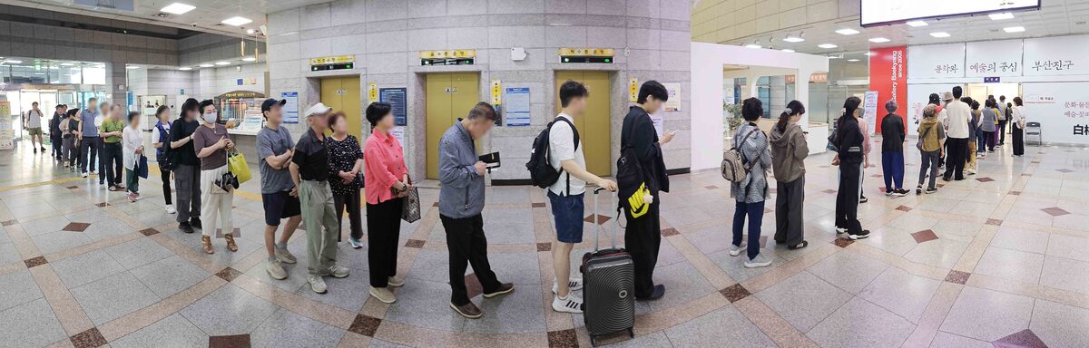 길게 늘어선 투표 행렬 제9회 6·3 지방선거 및 국회의원 재보궐선거일인 3일 부산 부산진구청 백양홀에 마련된 부암1동 제4투표소를 찾은 시민들이 투표 순서를 기다리며 길게 줄 서 있다. 이날 투표율은 오후 5시 현재 57.4%로 4년 전 지방선거 최종 투표율인 50.9%를 훌쩍 넘어섰다. 이번 지방선거를 통해 전국적으로 광역단체장 16명, 교육감 16명, 시·군·구 기초단체장 227명, 광역의원 933명, 기초의원 3035명 등 총 4227명의 지역 일꾼이 뽑혔다.부산=뉴시스