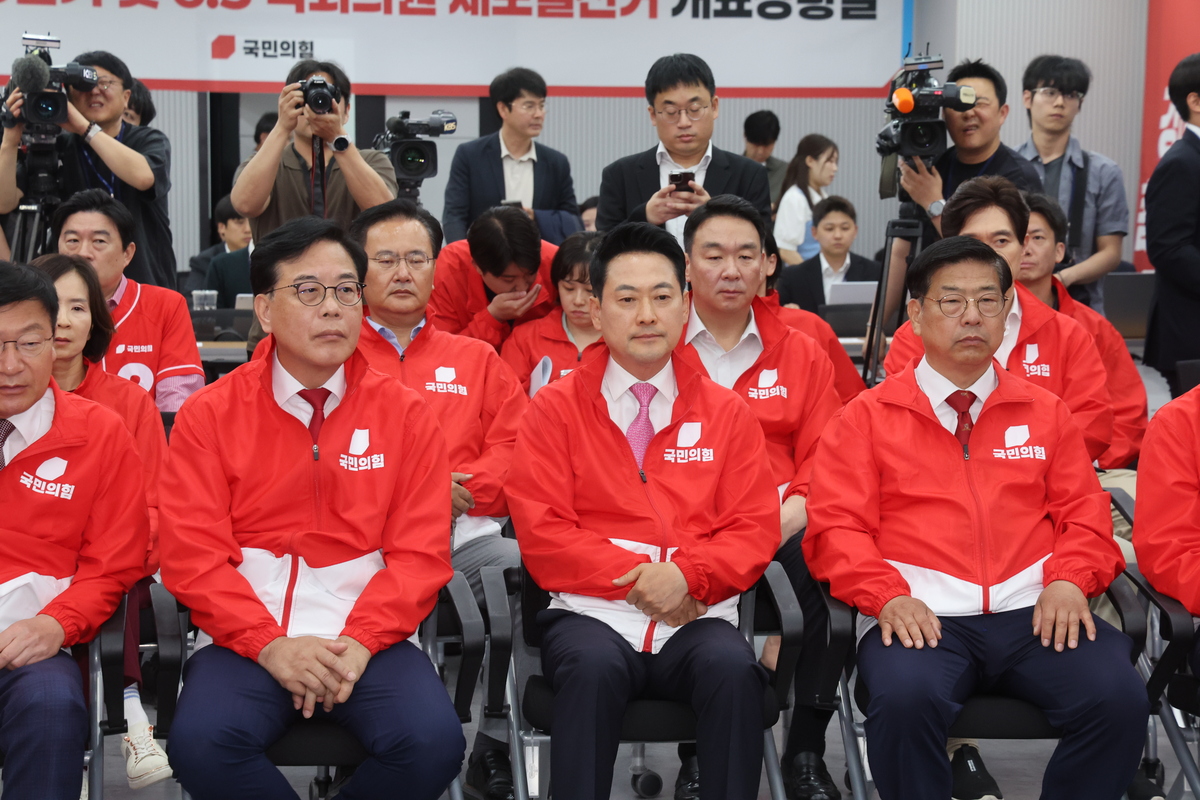 장동혁 국민의힘 대표를 비롯한 지도부 및 의원, 당직자들이 3일 오후 서울 여의도 중앙당사에 마련된 개표상황실에서 지방선거 및 국회의원 보궐선거 출구조사 방송을 지켜보고 있다.&nbsp; &nbsp;뉴스1