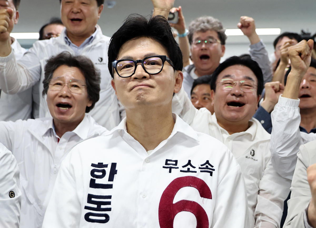 한동훈 무소속 부산 북구갑 국회의원 후보가 3일 오후 부산 북구 선거사무소에서 출구조사 결과 발표를 지켜보고 있다.&nbsp; &nbsp;뉴스1